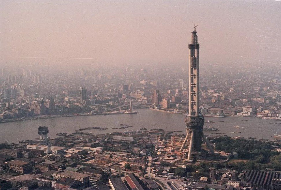 1993年前后陆家嘴地区航拍照片,建设中的东方明珠电视塔正在不断长高